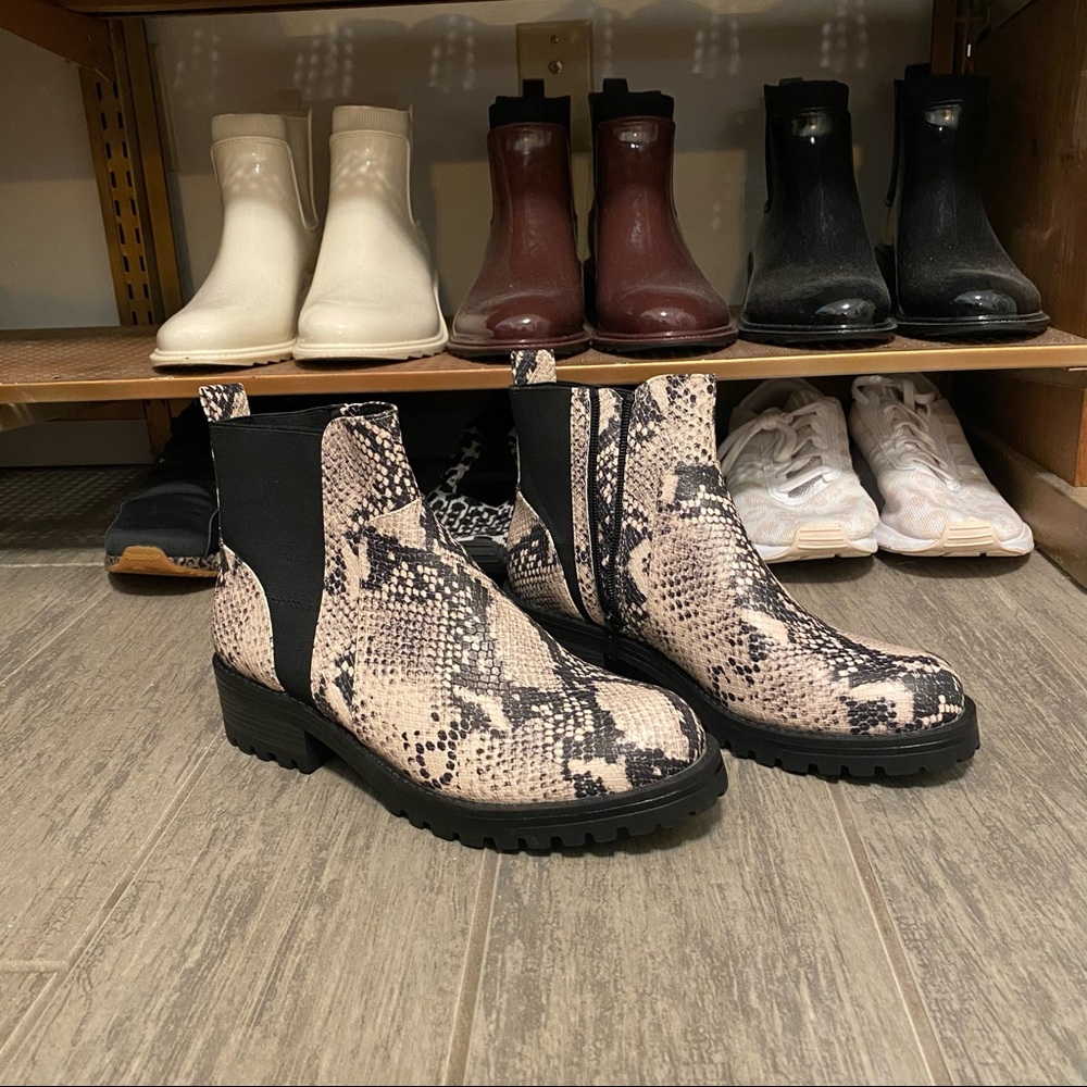 Universal Thread Snake Skin Booties